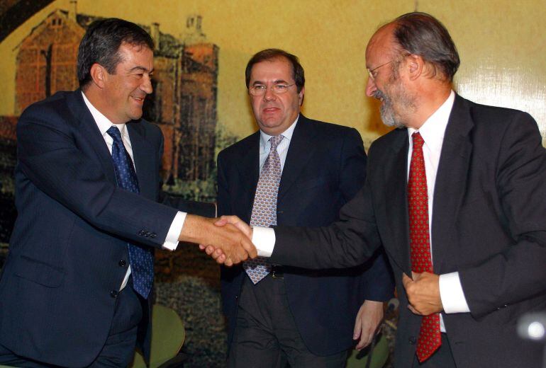 El presidente de RENFE, Miguel Corsini, el ministro de Fomento, Francisco Álvarez Cascos, el presidente de la Junta, Juan Vicente Herrera, el alcalde de Valladolid, Javier León de la Riva, y el presidente del GIF, Juan Barrón, en la firma del convenio del