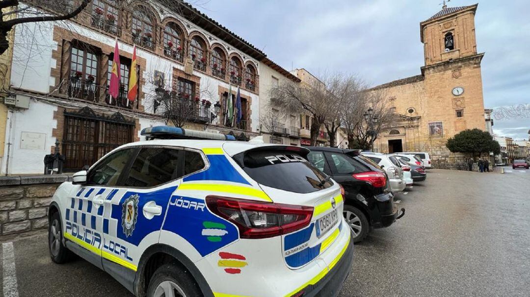 Vehículo de la Policía Local a la puerta del Ayuntamiento de Jódar