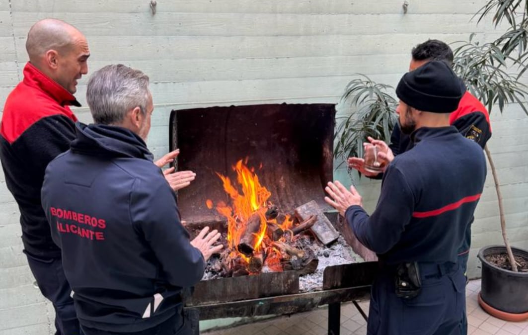 Bomberos del SPEIS de Alicante se calientan en una fogata para reivindicar el arreglo de la bomba de aire