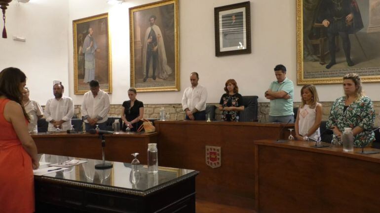 Minuto de silencio en el Salón de Plenos del Ayuntamiento de Úbeda, esta tarde.