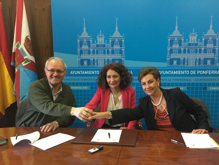 La vicerrectora Pérez Vázquez firma el convenio en el Ayuntamiento de Ponferrada