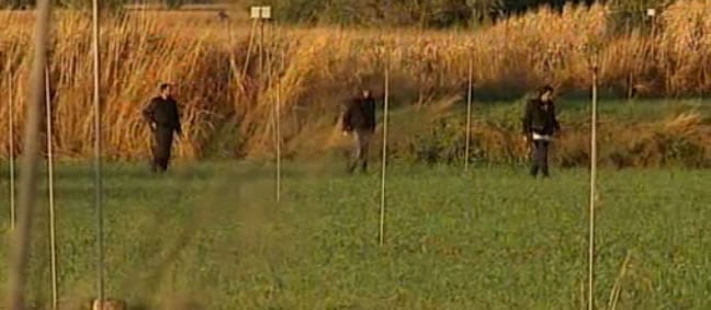 Agentes de la Guardia Civil en la pedanía albaceteña de El Salobral tras el tiroteo que acabó con la vida de dos personas, una de ellas menor de edad, mientras continúa la búsqueda de J.C.A.A., de 39 años, presunto autor de los disparos