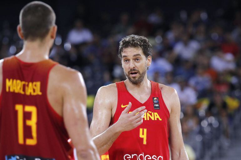 Marc Gasol y Pau charlan durante un partido