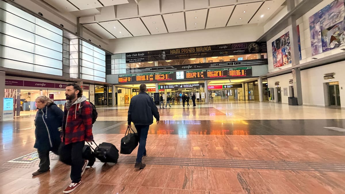 Viajeros atrapados en Málaga tras el accidente de trenes en Adamuz: "No hay alternativas, ni autobuses ni coches"