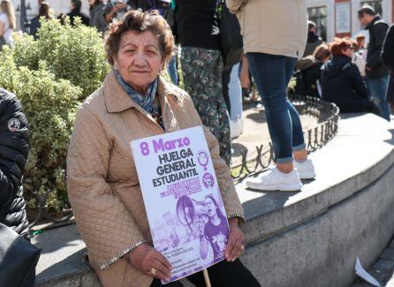 Una anciana sujeta un cartel de la huelga feminista en el centro de Madrid.