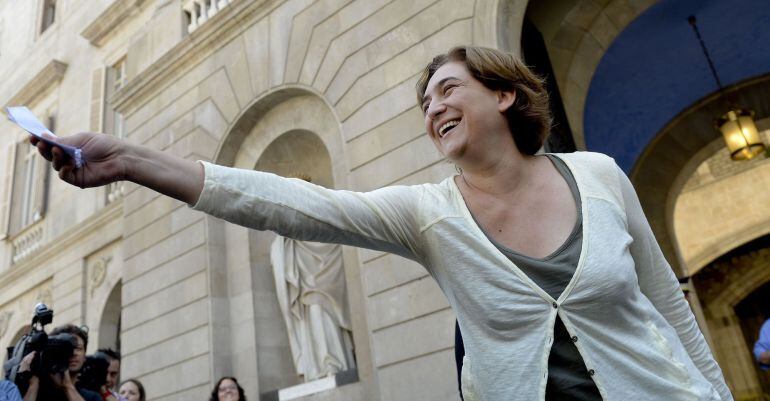 Leader of &#039;Barcelona en Comu&#039; (Barcelona in Common) party and the likely new mayor of Barcelona Ada Colau holds out her hand in front of Barcelona&#039;s city hall before a press conference on  Sant Jaume square in Barcelona on May 27, 2015 following the weekend&#039;s municipal and regional elections. In Barcelona Ada Colau, who became a household name in Spain after she led a movement against housing evictions during the economic crisis, won 11 of the 41 seats at the municipal assembly in local elections over the weekend, beating the incumbent Xavier Trias.  AFP PHOTO / JOSEP LAGO