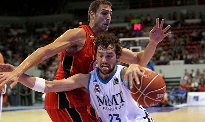 Pablo Aguilar intenta robar la pelota a Sergio Llull