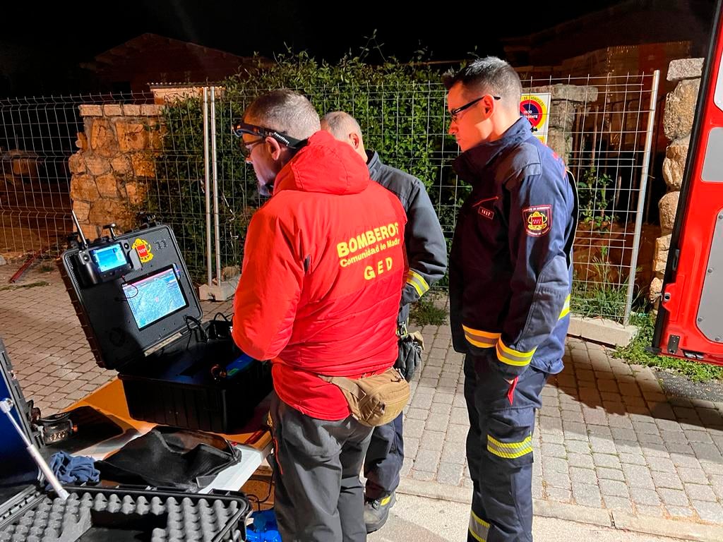 Bomberos de la Comunidad de Madrid, apoyados por un equipo de la Guardia Civil, buscan desde la pasada madrugada a un hombre de 43 años desaparecido en la zona del Yelmo en el municipio de Manzanares el Real.