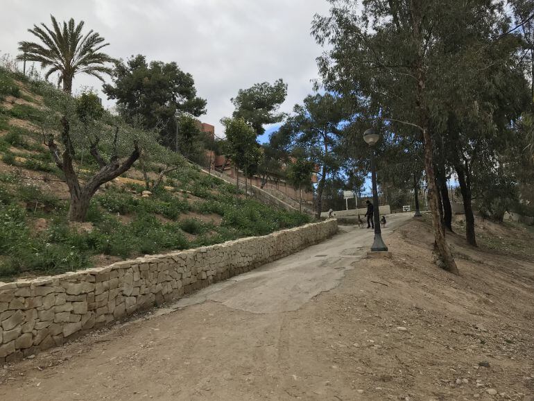 Rampa de acceso al colegio Baix Vinalopó desde el río