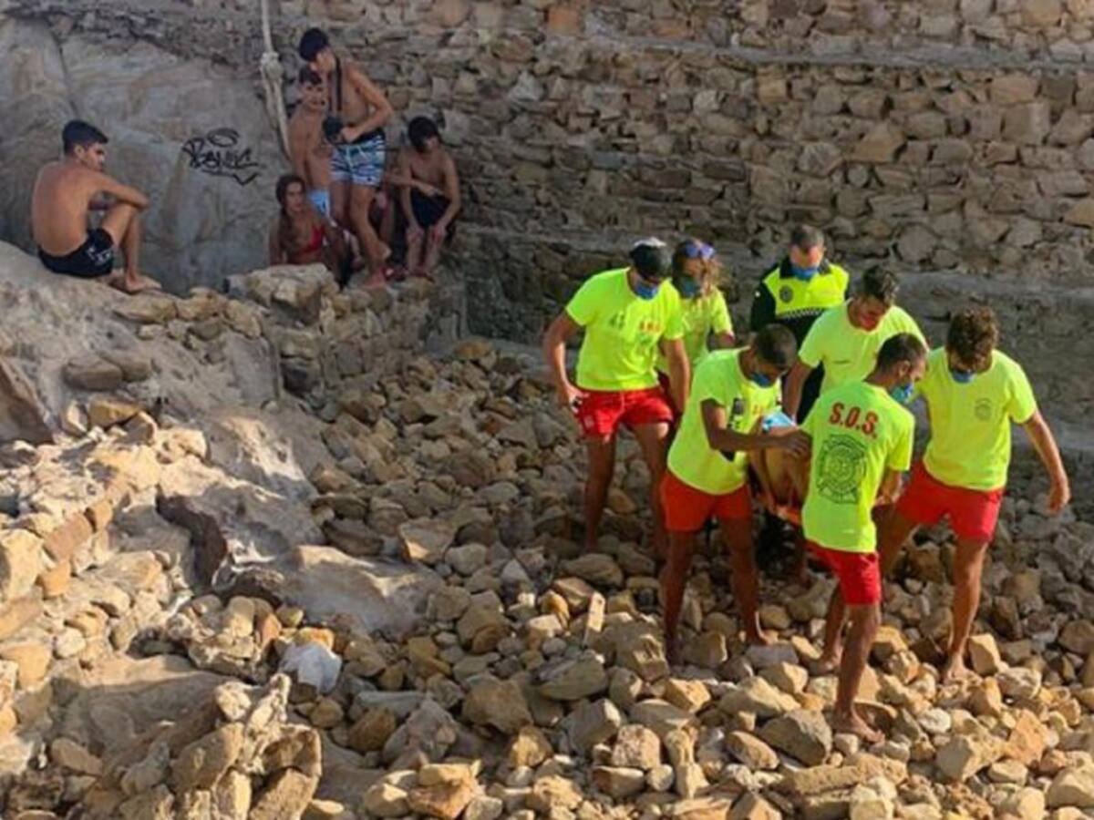 Un joven de 16 años se fractura el tobillo y la tibia al caer del búnker de la playa de Atlanterra