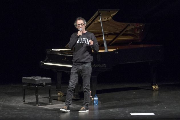 El pianista británico James Rhodes, durante uno de sus monólogos