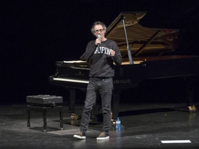 El pianista británico James Rhodes, durante uno de sus monólogos