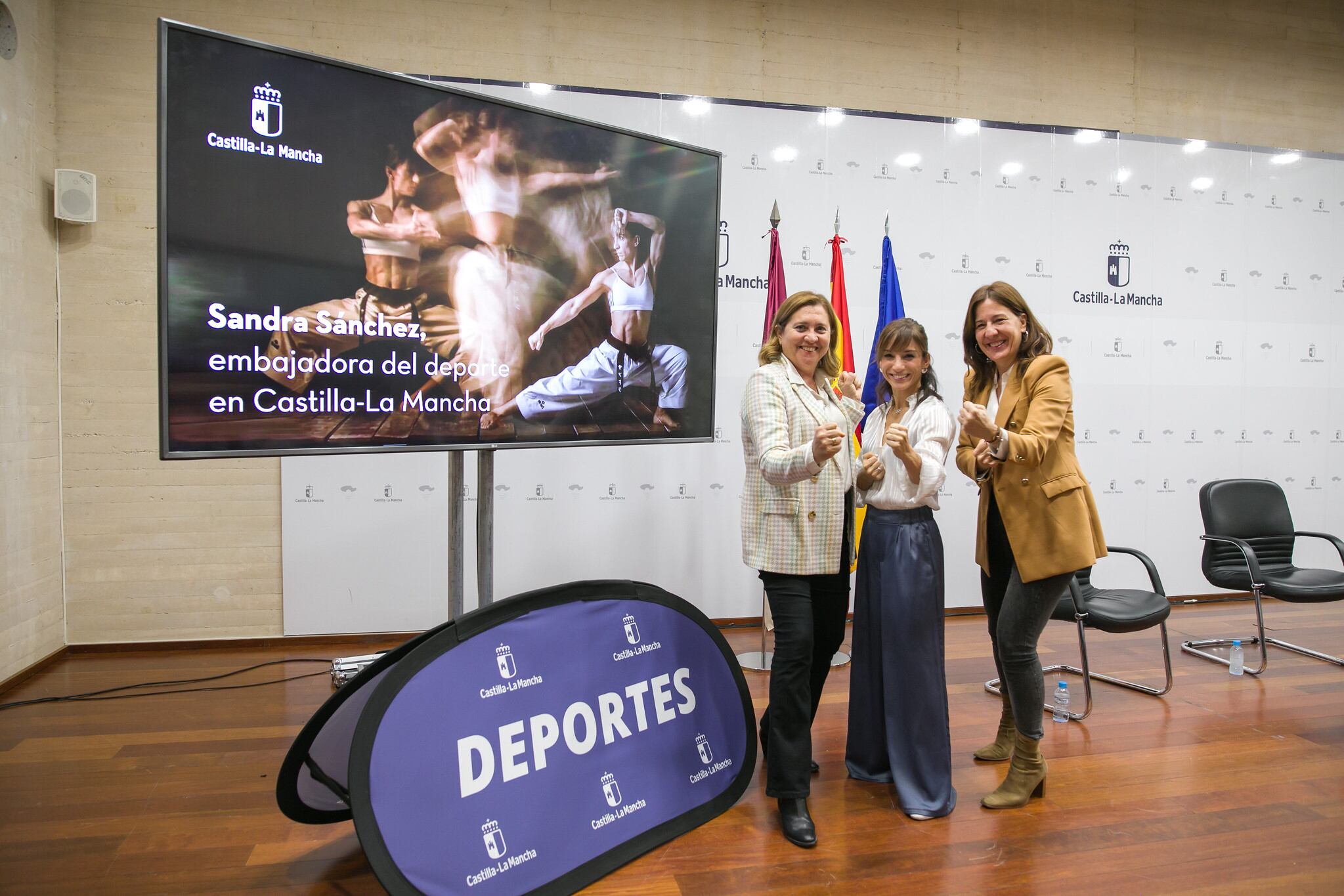 Sandra Sánchez (centro) con las consejera de Educación e Igualdad