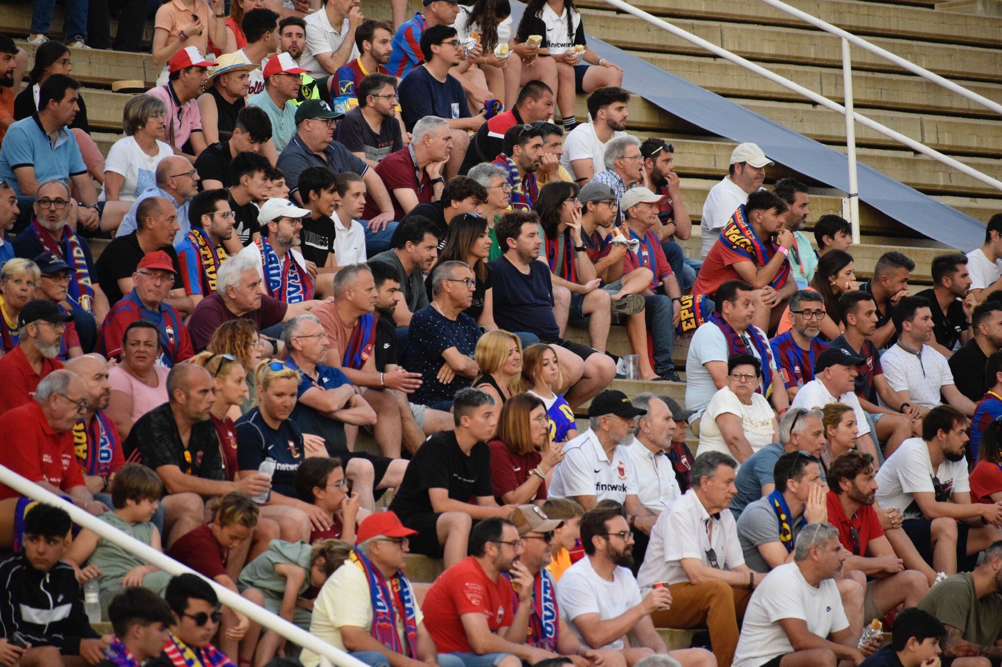 Los aficionados del Eldense esperan sede del partido de su equipo