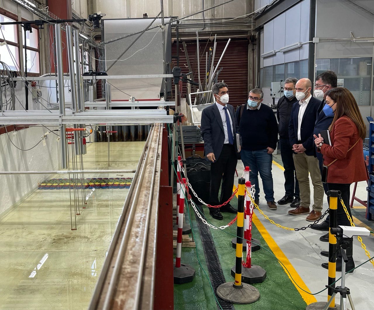 El alcalde de Tavernes, Sergi González y el president de Les Corts, Enric Morera, visitan visita al laboratorio de Puertos y Costas de la UPV