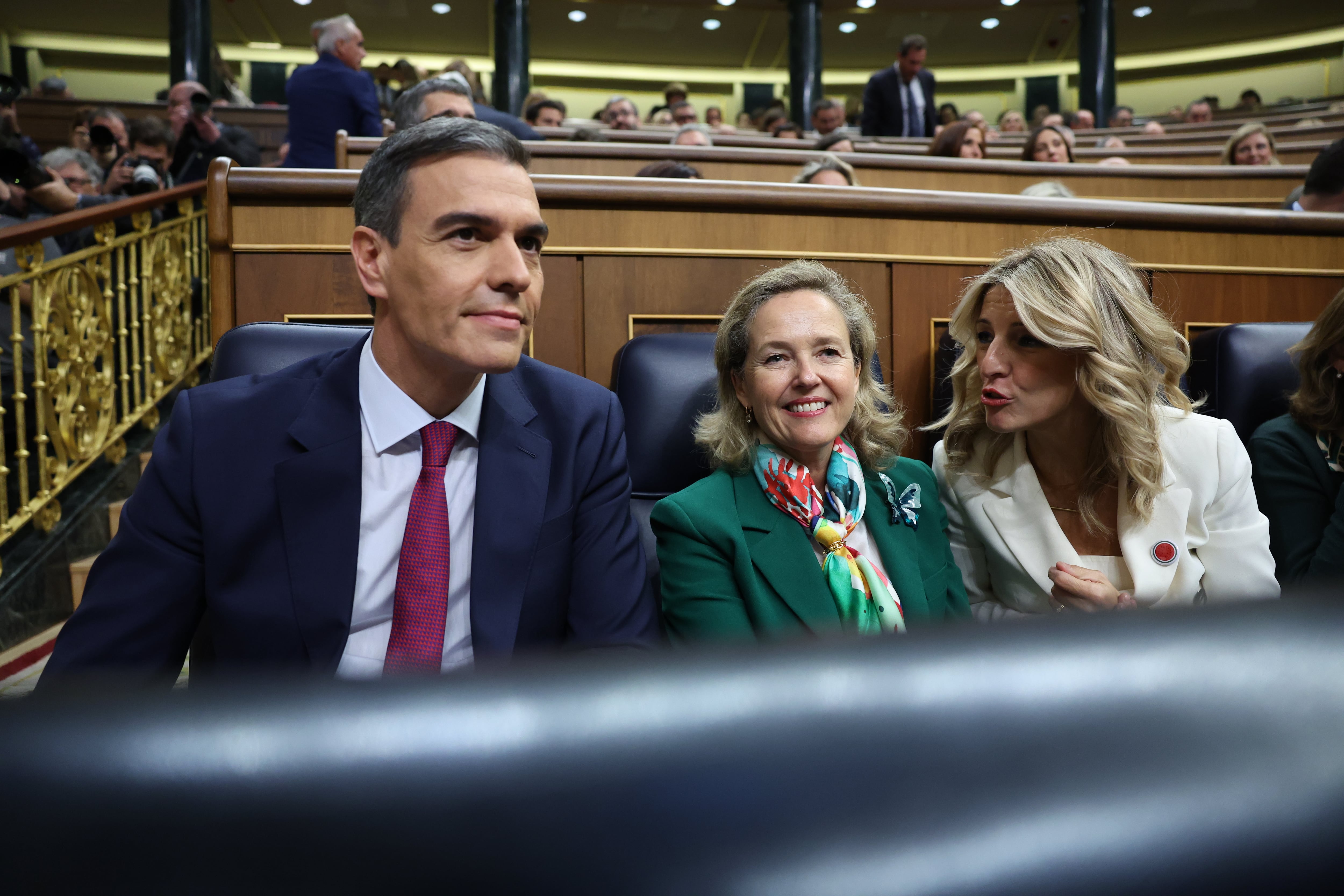 Pedro Sánchez, Nadia Calviño y Yolanda Díaz, durante la sesión de investidura (Photo by Isabel Infantes/Getty Images)