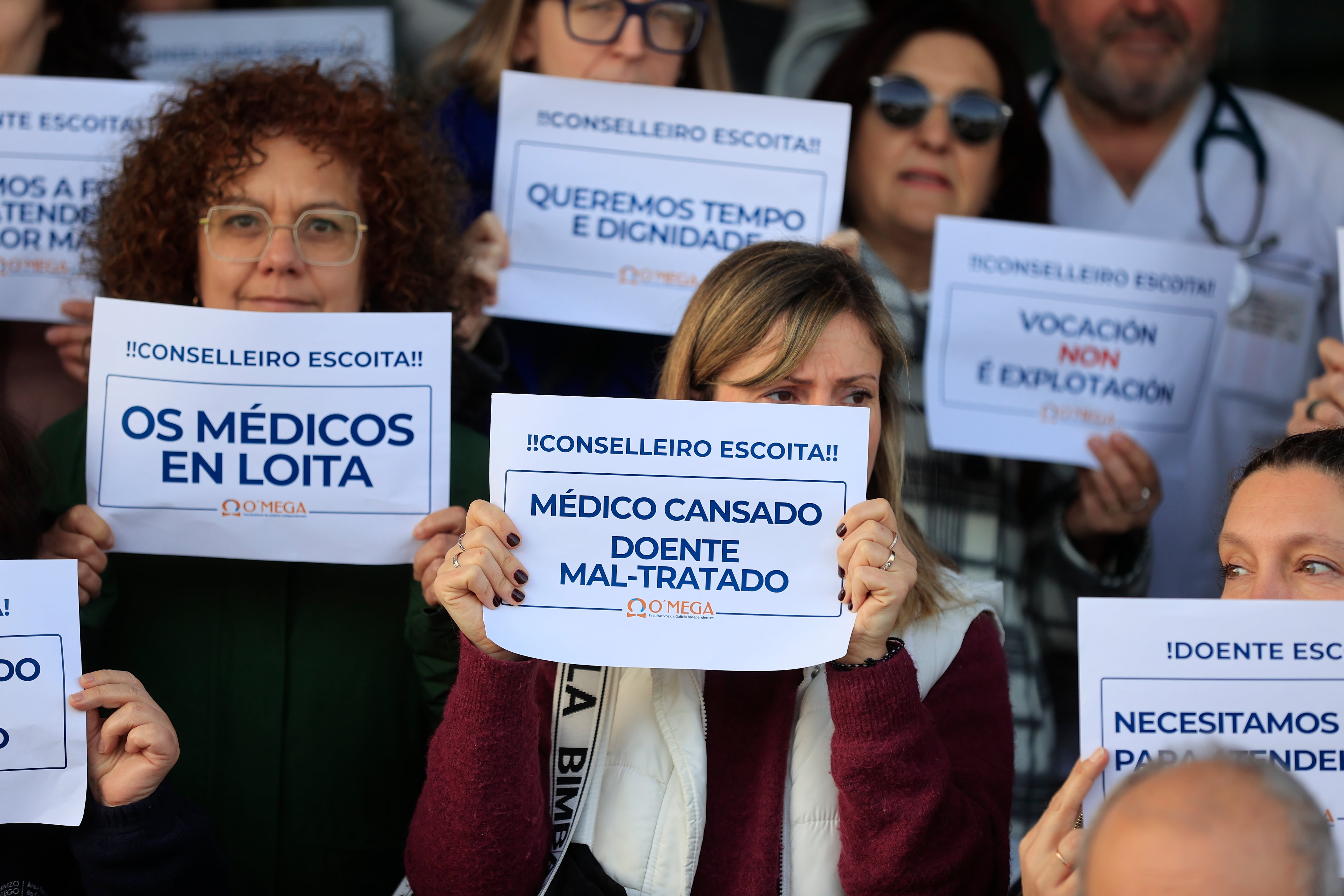 A CORUÑA, 04/03/26.- Concentración de médicos de Atención Primaria en el PAC de la Casa do Mar de A Coruña, llevada a cabo este miércoles con motivo de la huelga indefinida convocada por O'Mega tras la ruptura de las negociaciones para descongestionar el primer nivel de contacto con el sistema sanitario. EFE/Cabalar