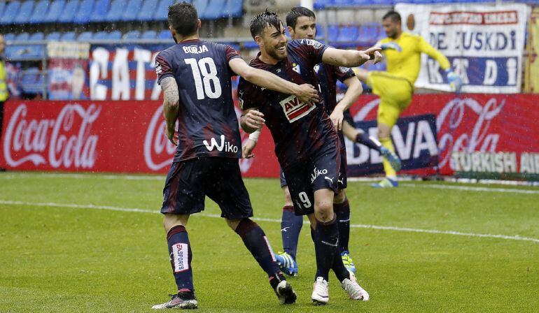 Sergi Ebnriche celebra con Bastón y Saúl el gol del empate contra el Betis