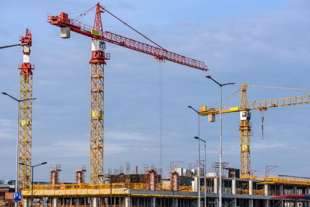 Gruas operando en una construcción (Archivo)