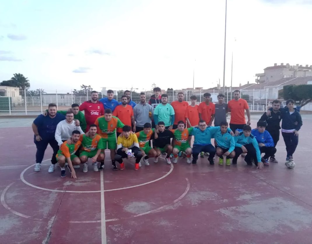 Los equipos posando en el centro de la pista.