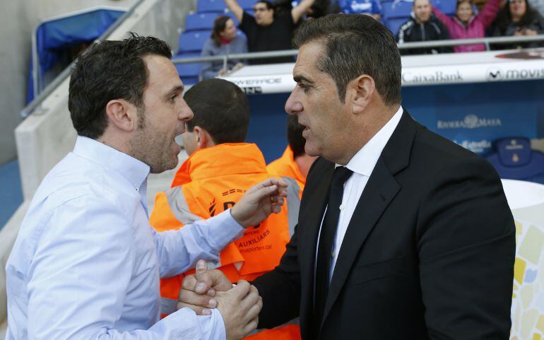 Los entrenadores del Espanyol, Sergio González (i), y del Granada, José Ramón Sandoval se saludan al comienzo del aprtido de la décima jornada de Liga que disputan en el estadio Cornellà-El Prat. 