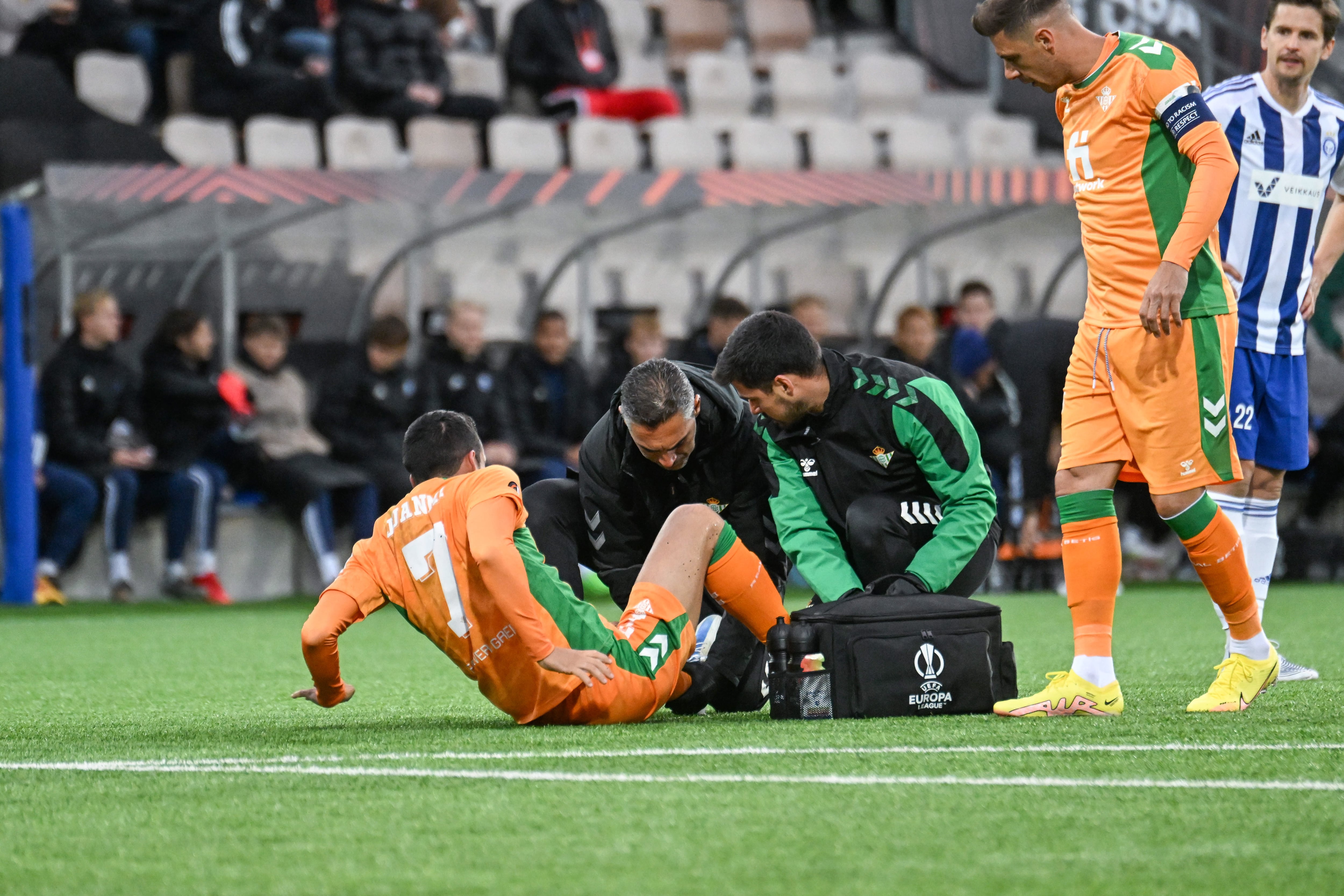 El futbolista del Betis, Juanmi, sufre rotura de ligamentos del tobillo izquierdo, según desvelan las pruebas a las que ha sido sometido en Sevilla. EFE/EPA/KIMMO BRANDT
