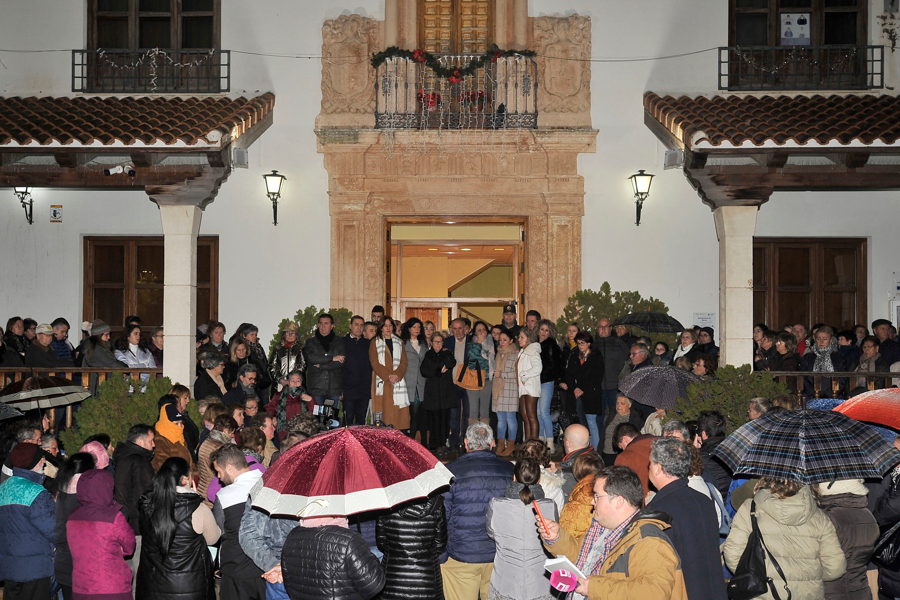 BARRAX (ALBACETE), 12/12/2022.- Minuto de silencio celebrado este lunes en Barrax, en Albacete, por el asesinato machista de Ángela C.B., cuyo cadáver fue hallado este sábado en su vivienda tras extinguirse un incendio originado en el inmueble y que la Policía Nacional investiga como un posible caso de violencia machista, por el que ha detenido a su pareja. EFE/Manu
