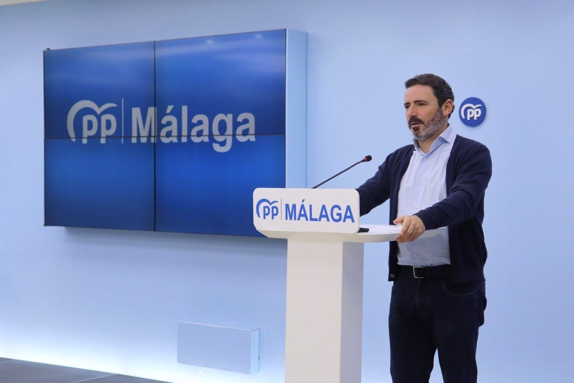 El secretario general del PP de Málaga, José Ramón Carmona, en rueda de prensa