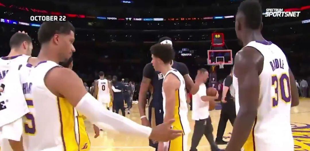 Uno de los momentos en los que Josh Hart no pudo chocar los cinco con un compañero