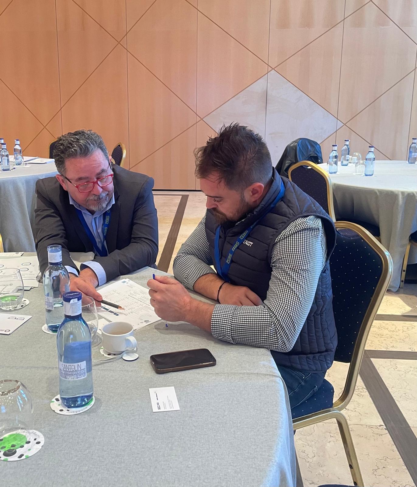 Santiago González, asesor comercial de Radio Albacete junto con Porfirio José, de la empresa Hisense.