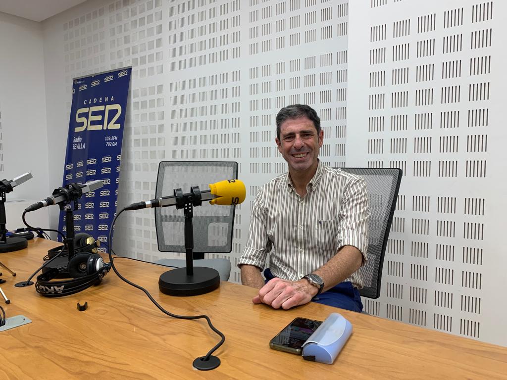 José Ignacio de Rojas en el estudio de Radio Sevilla