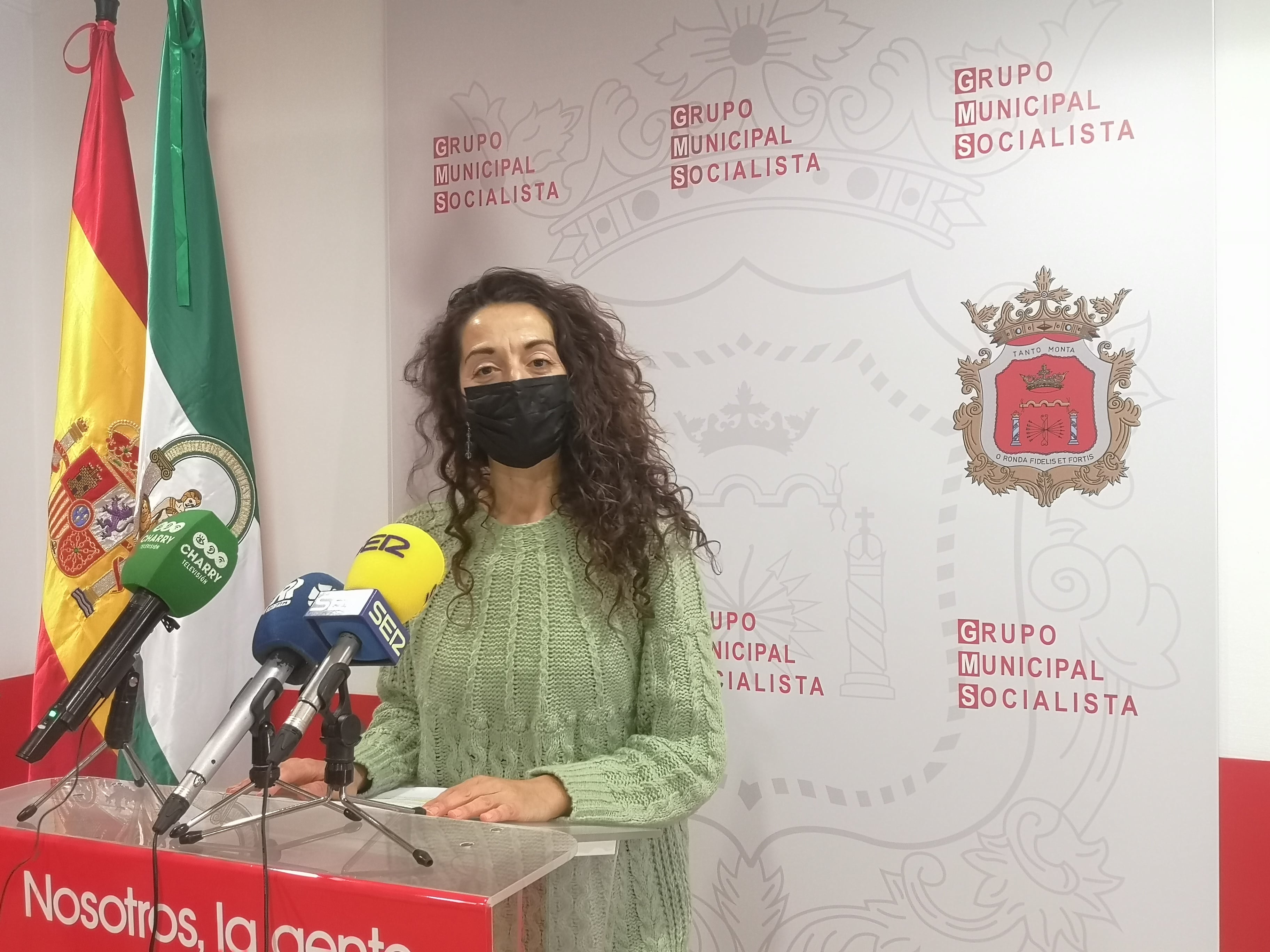 La concejala del PSOE de Ronda, Fátima Fernández, ante la prensa en la Casa del Pueblo