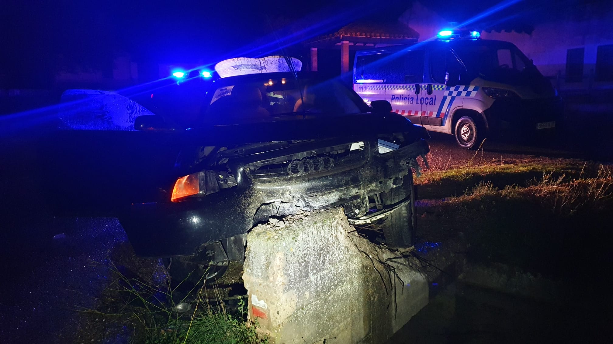 El coche se estrelló contra una barandilla