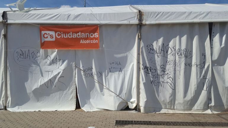 Pintadas en la caseta de Ciudadanos de Alcorcón 