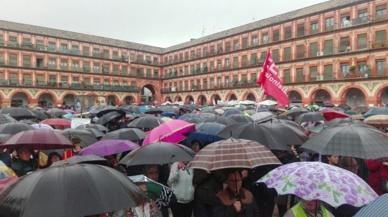 Manifestantes en la plaza de La Corredera.