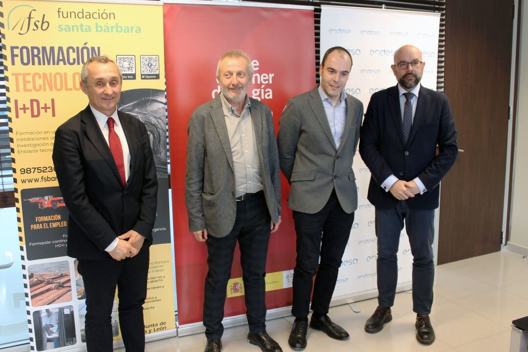 De derecha a izquierda, el director Noroeste-Endesa, Miguel Temboury, el director de la Ciuden, Arsenio Terrón, el director de Energía de la Junta, Alfonso Arroyo y el director de la Escuela de Folgoso de la Fundación Santa Bárbara, Manuel Álvarez en el momento de la firma de los acuerdos (ARCHIVO)