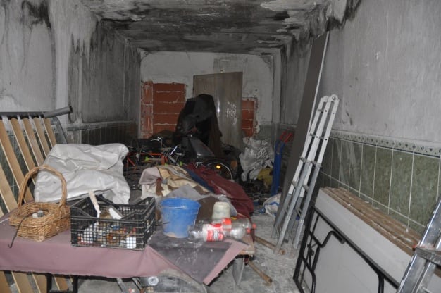 Interior de una de las viviendas derruidas con acumulación de enseres y basura en San Martín de Porres