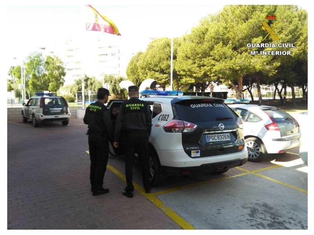 Coche de la Guardia Civil en el lugar en que ha sido asesinado un hombre en un tiroteo en El Campello.