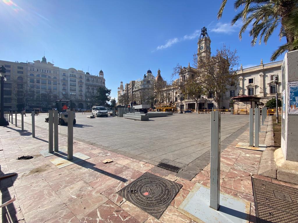 Arranca el montaje de la valla de protección de la mascletà en la Plaza del Ayuntamiento. Fuente: propia