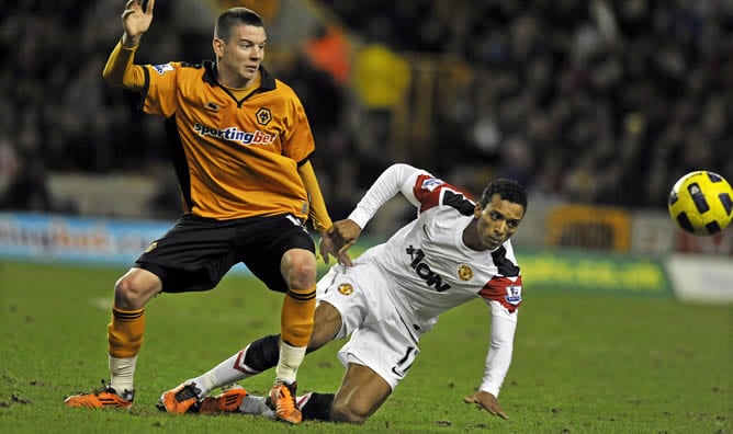 El jugador del Wolverhampton Wanderers, Adam Hamill, trata de hacerse con un balón ante el jugador del Manchester United Nani durante el partido de la Premier League inglesa en el que el Wolverhampton Wanderers se ha impuesto al líder del campeonato