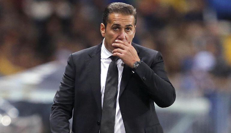 El entrenador del Granada, José Ramón Sandoval, durante el partido correspondiente a la decimotercera jornada de Liga en Primera División ante el Málaga disputado esta noche en el estadio de la Rosaleda