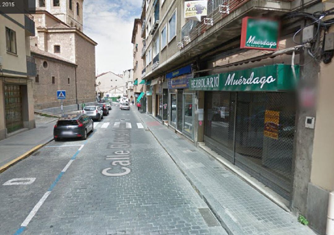 Los vecinos del Barrio de Santa Eulalia denuncian el mal estado de algunas de las calles del barrio, como Blanca de Silos