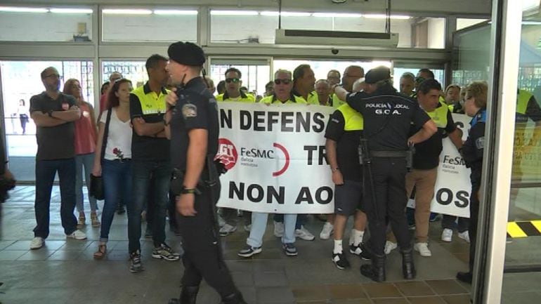 Los trabajadores de la zona azul intentaron acceder al Concello y la policía se lo impidió