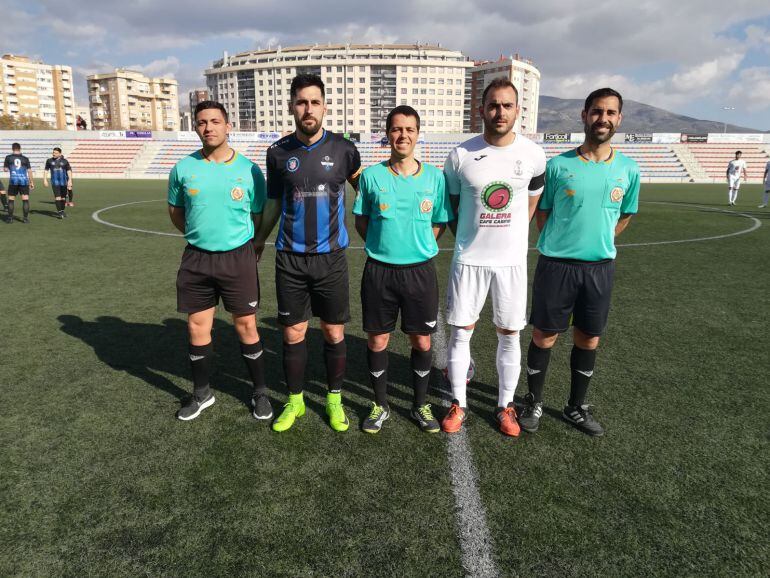 Los capitanes con el trío arbitral