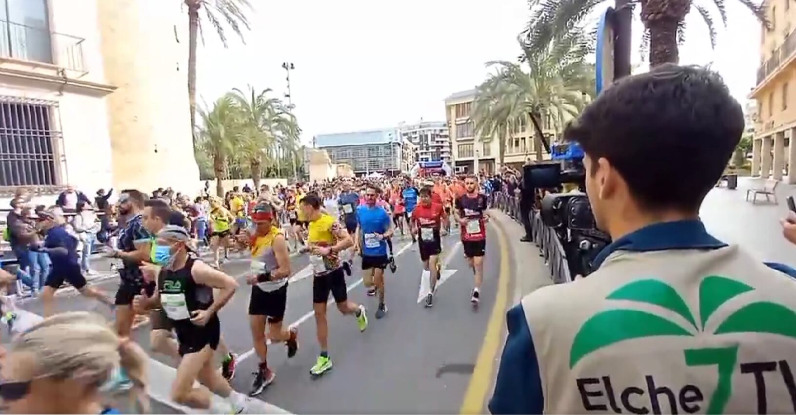 Un momento de la salida de la Media de Elche desde Diagonal del Palau