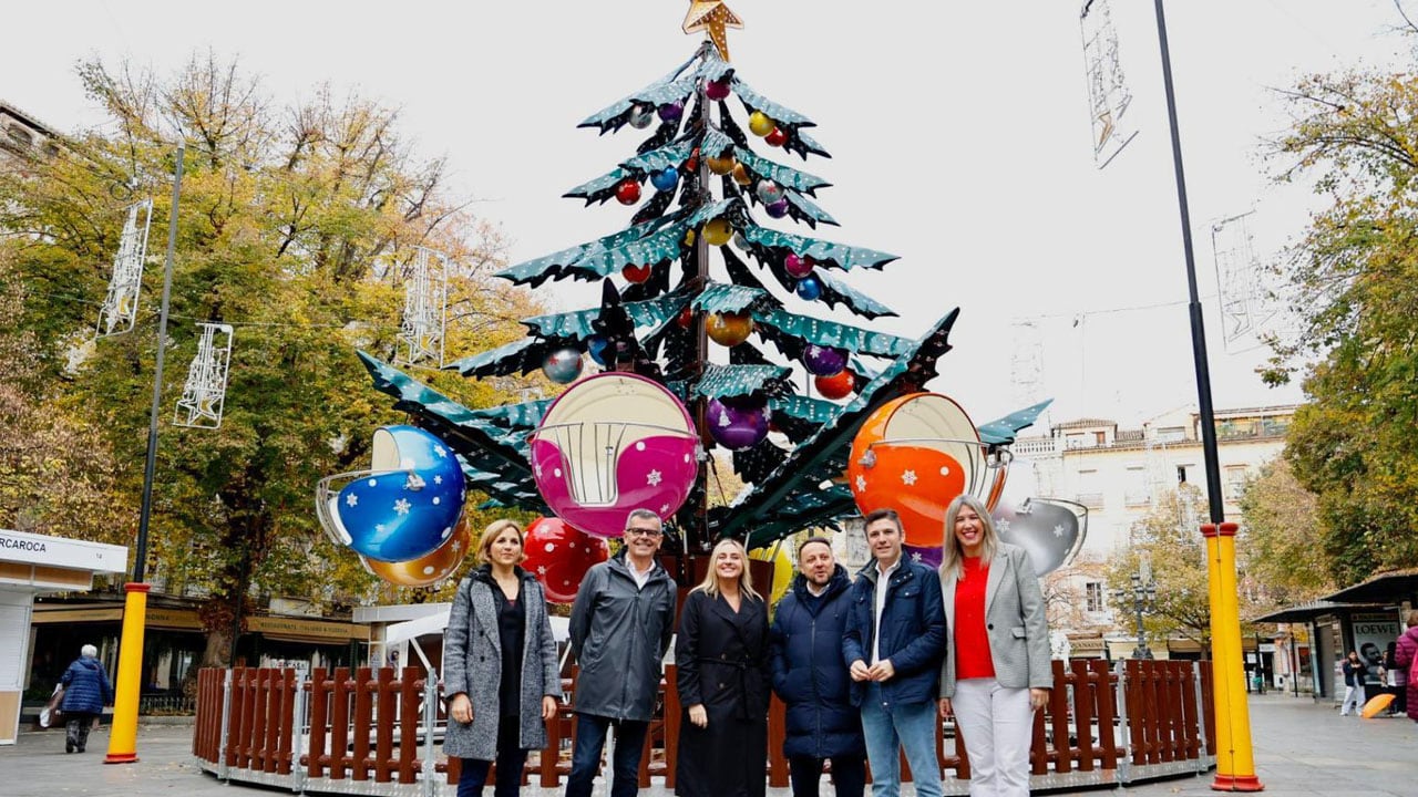 La alcaldesa de Granada, Marifrán Carazo, y miembros de su equipo ante el árbol de Navidad de Plaza Bib-Rambla