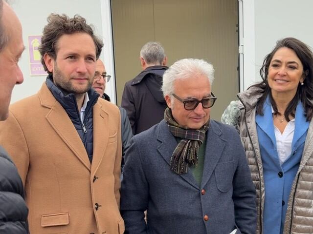 Isaac Claver en una visita a los regantes de Lasesa