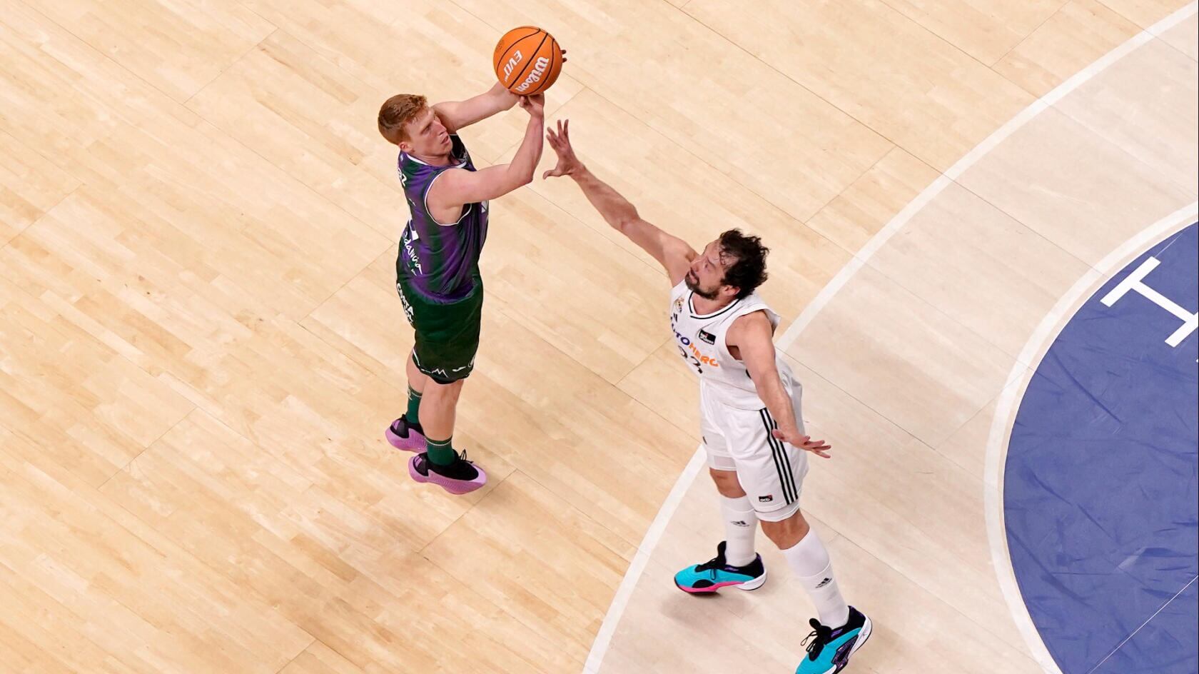 El base del Unicaja Alberto Díaz, en una acción del encuentro contra el Real Madrid