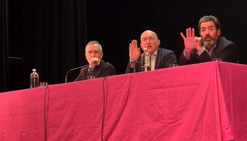 El alcalde de Valladolid, en el centro de la imagen, se dirige a los vecinos de Ariza y la Ciudad de la Comunicación