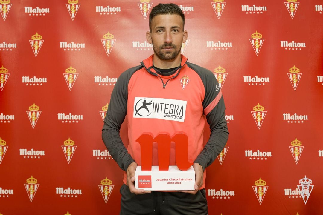 Aitor García recoge el trofeo como mejor futbolista del Sporting del mes de abril.